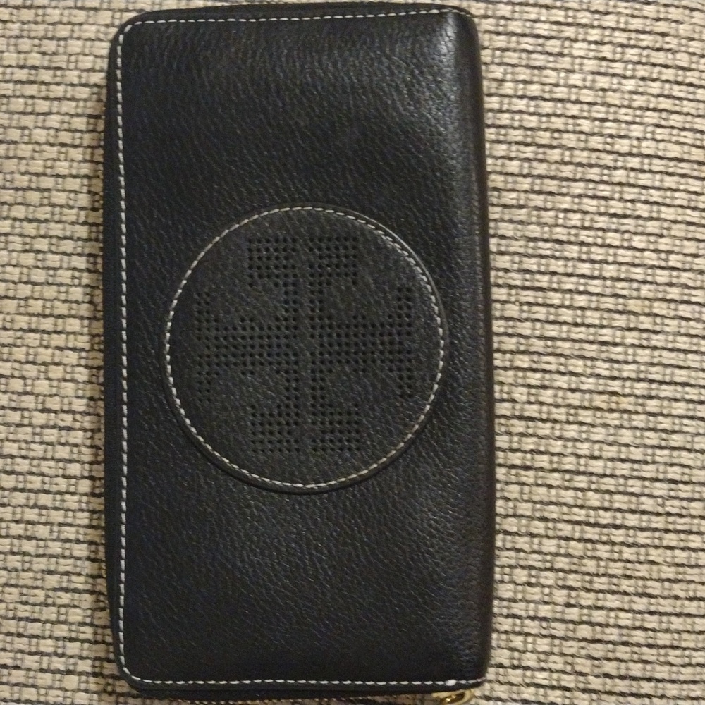 EUC Tory Burch continental wallet in black with a perforated logo 🤩